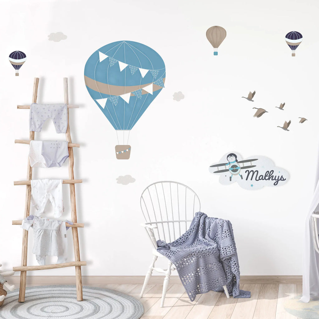 Déco avion et montgolfière pour chambre bébé garçon