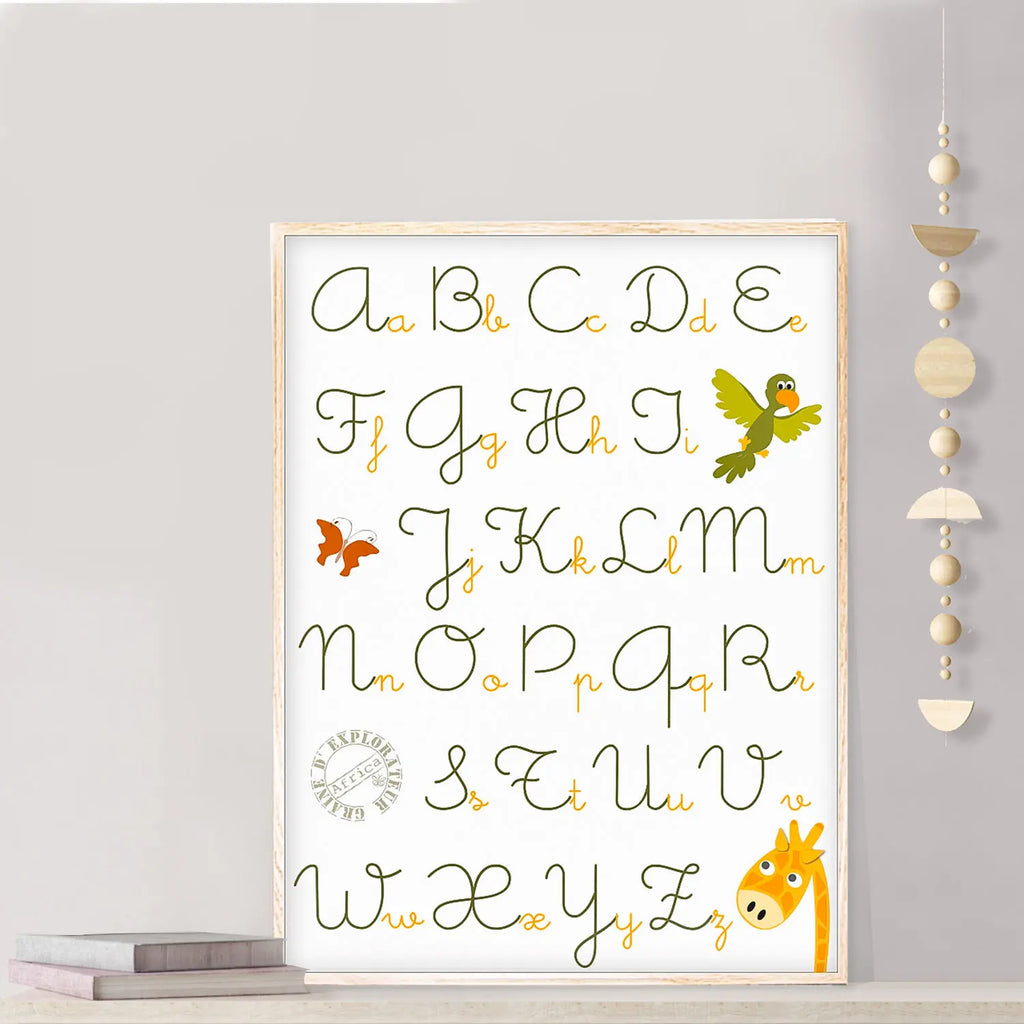 Affiche abécédaire savane – Alphabet en lettres cursives majuscules et minuscules avec girafe, perroquet et papillon.