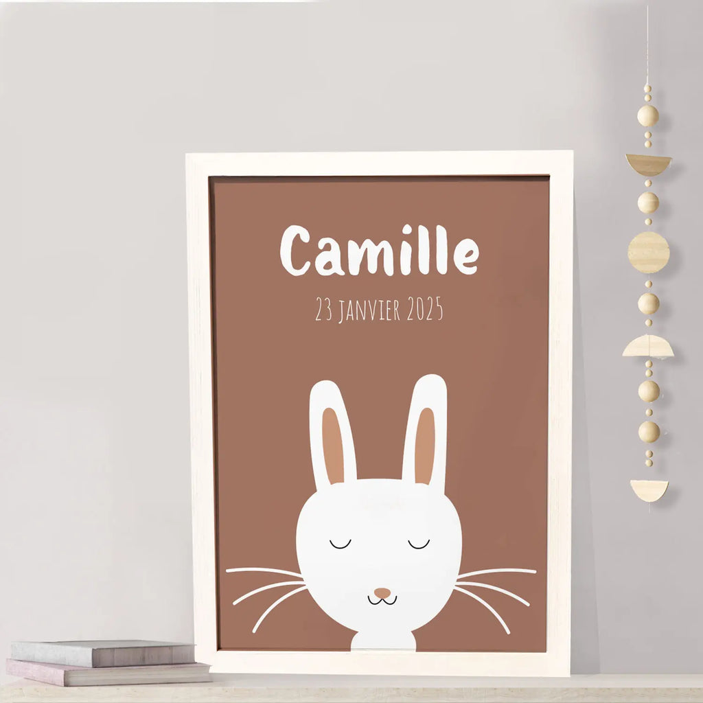 Affiche décorative bébé avec lapin blanc stylisé sur fond mocha mousse, personnalisée au prénom