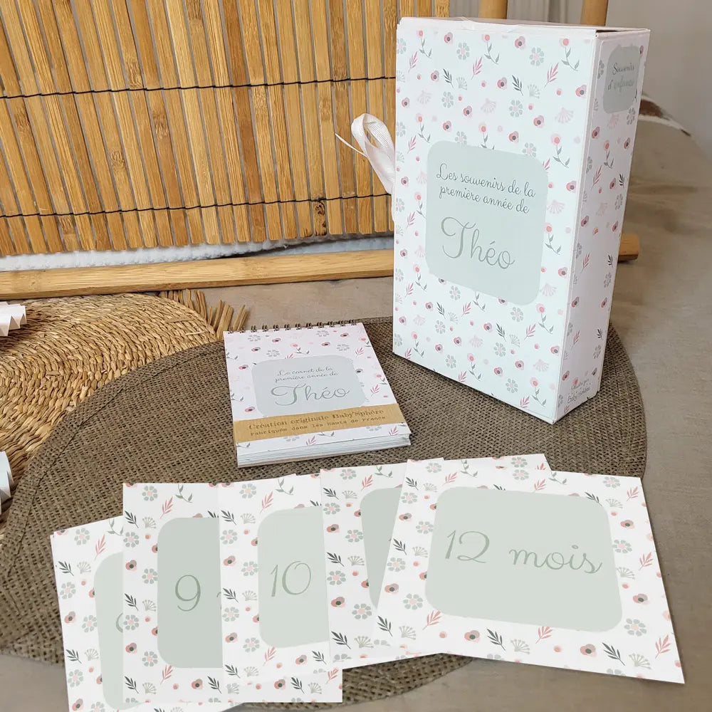 Un coffret naissance 3 en 1 avec cartes étapes, coffret souvenir et carnet de suivi