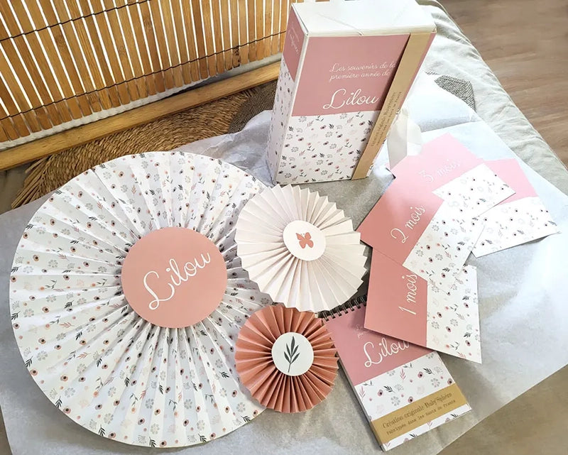 Un beau cadeau de naissance alliant décoration et souvenirs de la première année de bébé