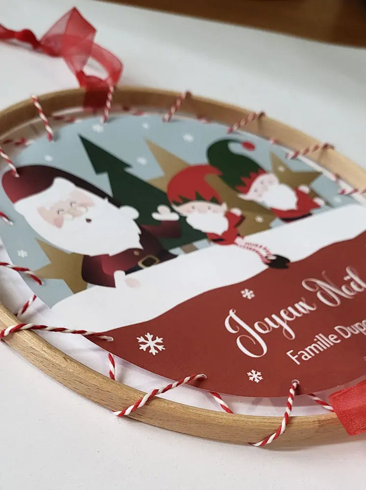 Une couronne de Noel en bois de hêtre et tissu
