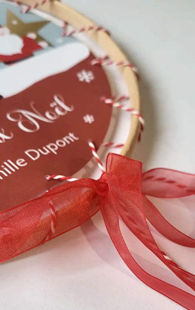 
Une couronne de Noël avec du ruban organza