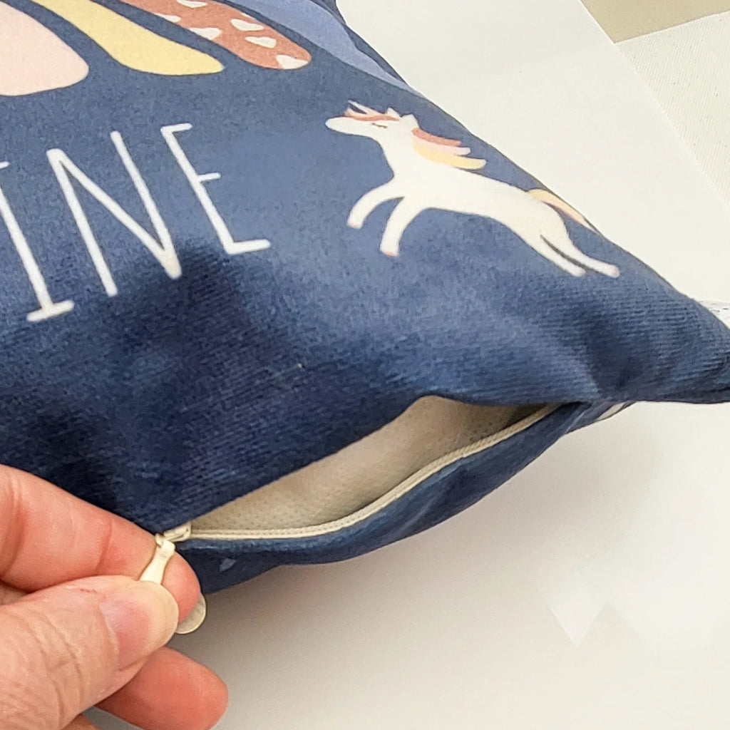 Coussin maternelle fond bleu avec licorne et arc en ciel