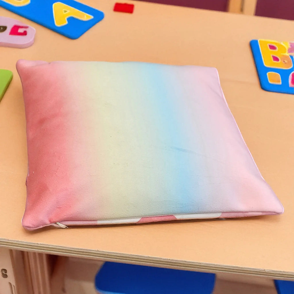 Dos coussin chat kawaii aux couleurs pastels