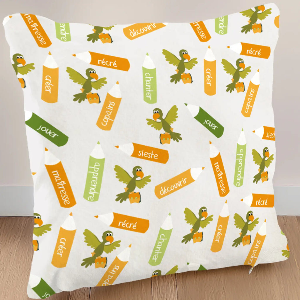 Un dos de coussin maternelle savane avec perroquet et crayons