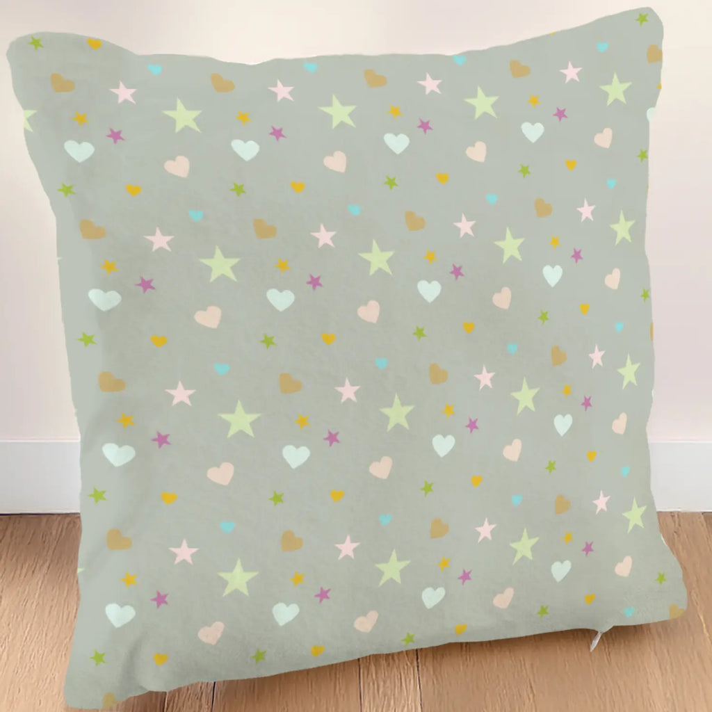 Un coussin de sieste maternelle fille thème licorne avec un motif étoiles et coeur au dos