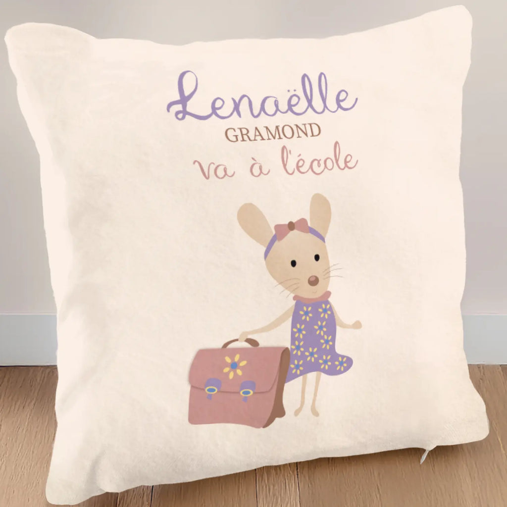 Un oreiller pour la sieste en maternelle avec une souris élégante