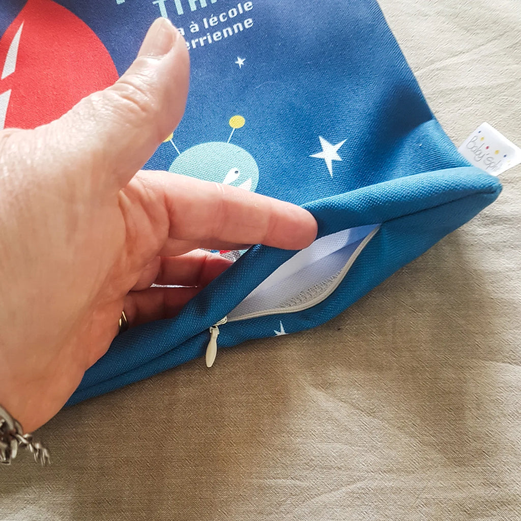 Zoom sur fermeture éclair du coussin thème espace