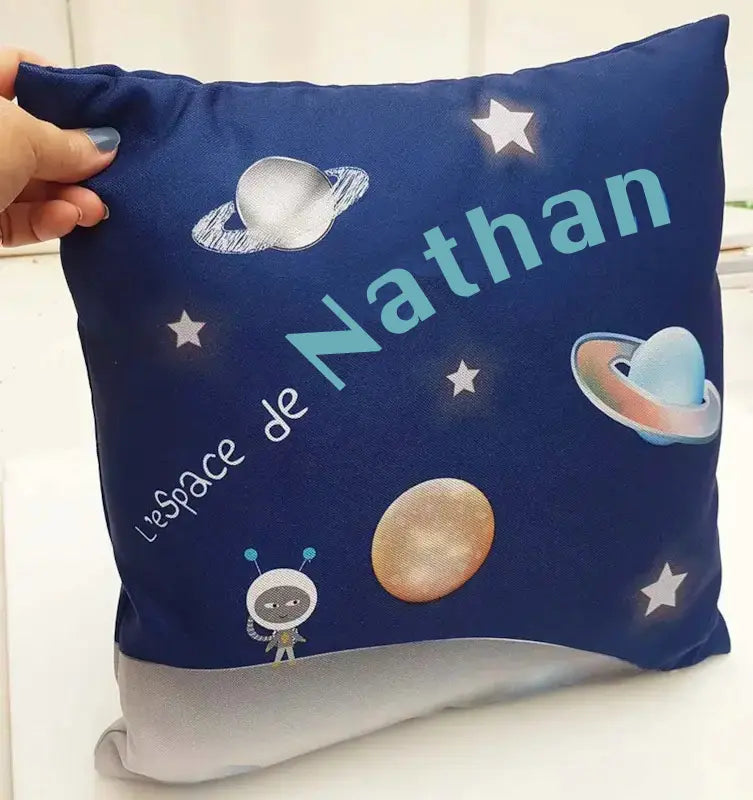 coussin espace personnalisé avec astronaute, planètes et prénom