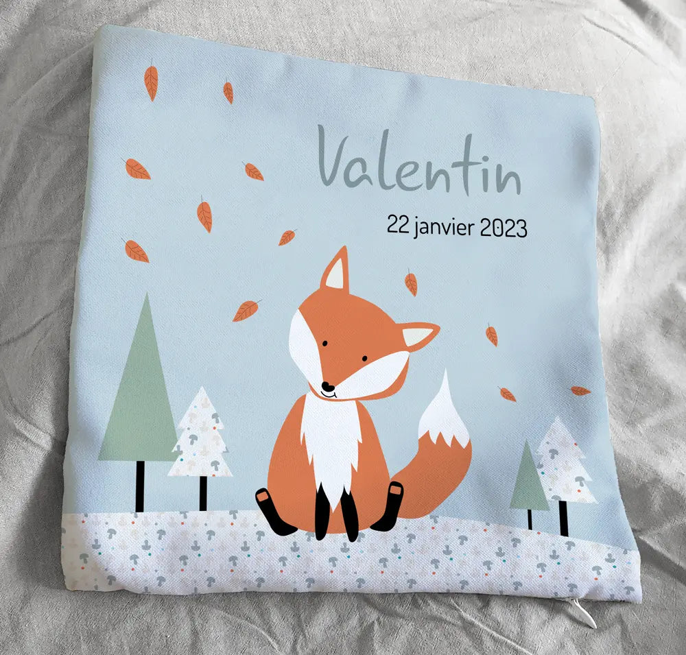 Coussin renard personnalisé au prénom – Design scandinave bleu et automnal.
