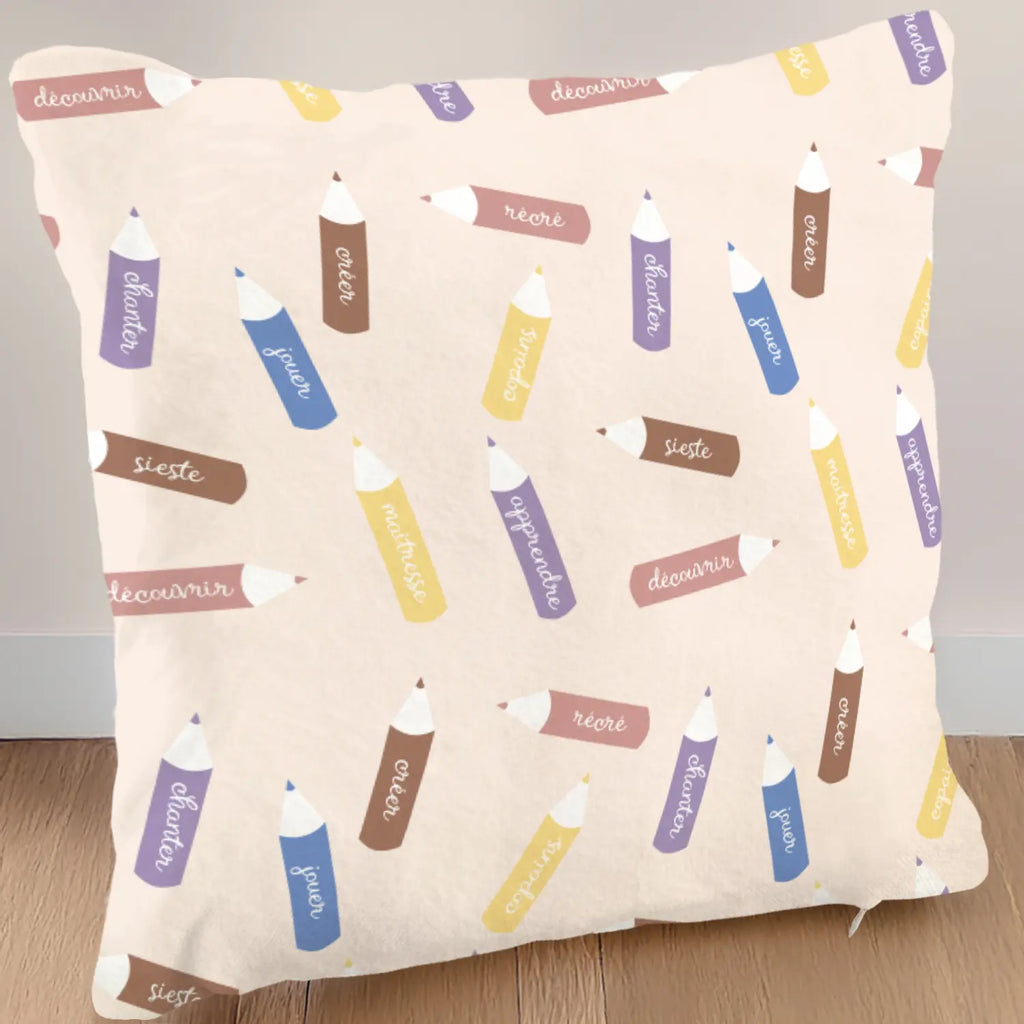 Un dos de coussin maternelle souris avec des crayons