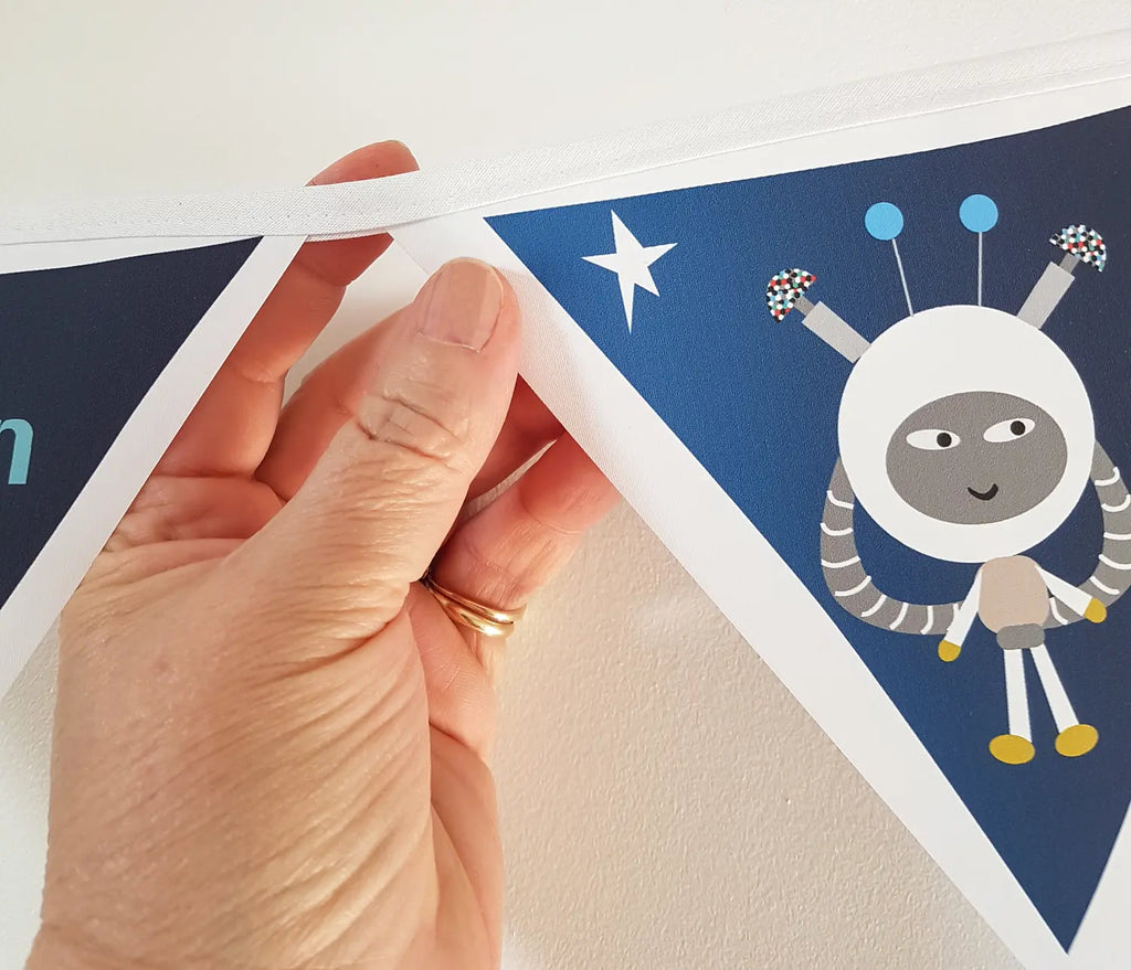 Guirlande espace avec biais blanc pour une finition élégante