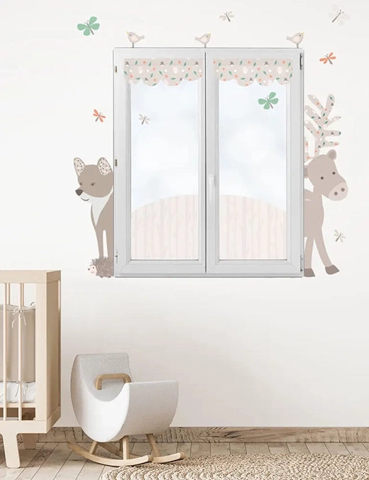 Habillage fenêtre animaux de la forêt installé dans la chambre de bébé