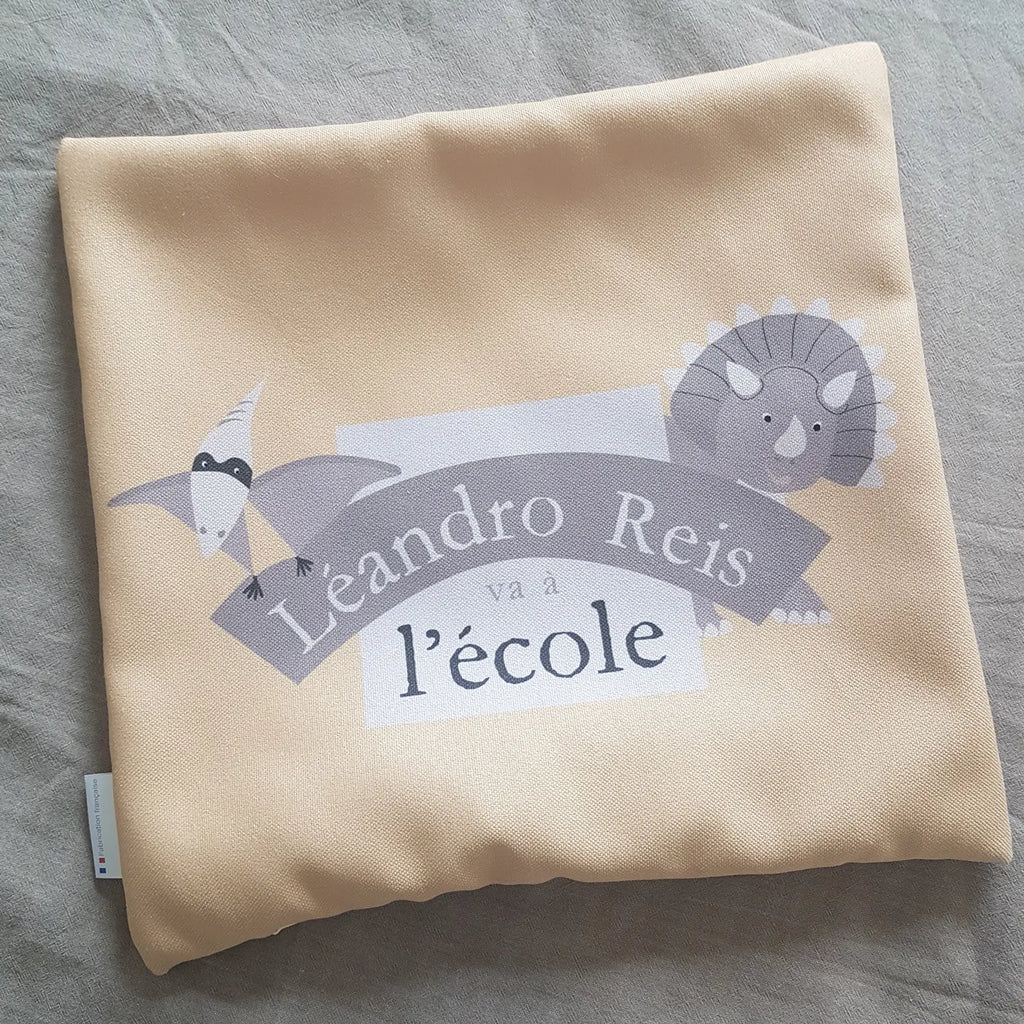 Dos personnalisé avec nom et prénom du coussin dinosaures