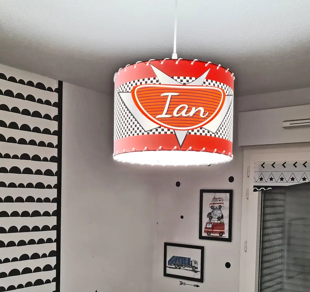 Luminaire voiture allumé dans chambre de garçon