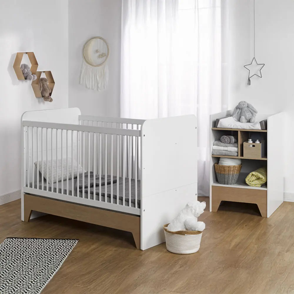 Un lit berceau qui se transforme en lit enfant et meuble de rangement