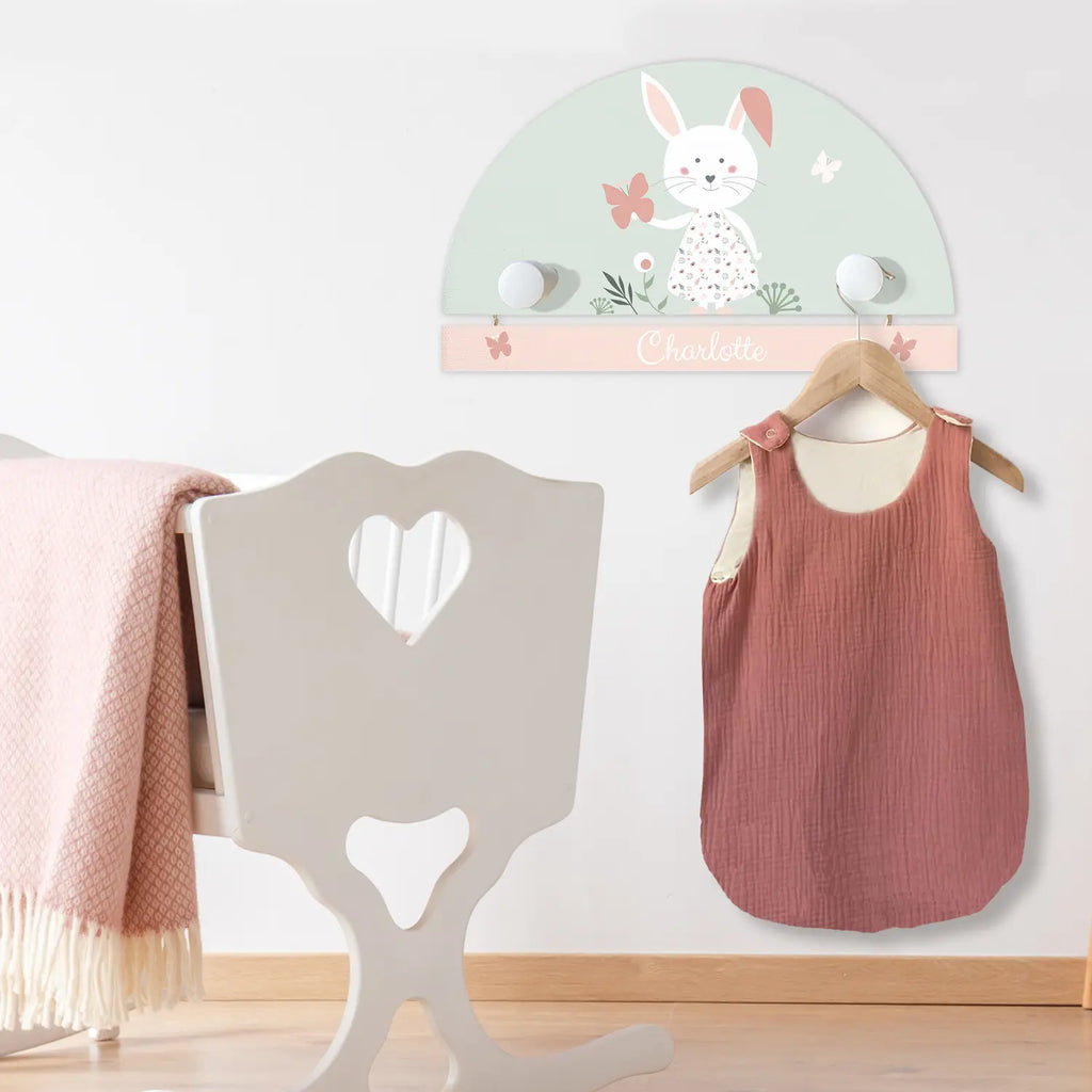 Déco chambre bohème bébé – porte manteau lapin avec prénom en terracotta.
