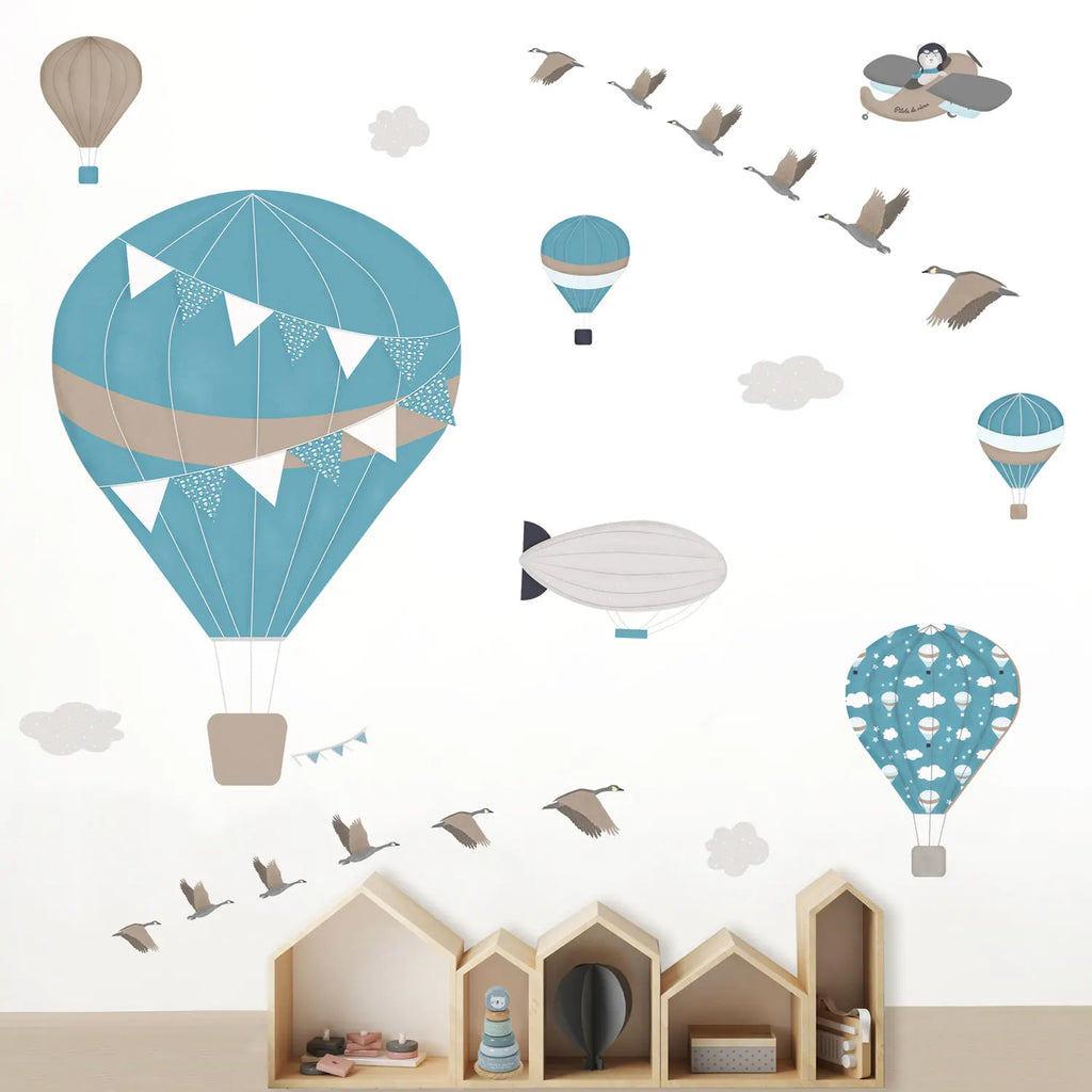 Stickers montgolfières et avion sur mur de chambre bébé – décoration murale thème voyage et ciel