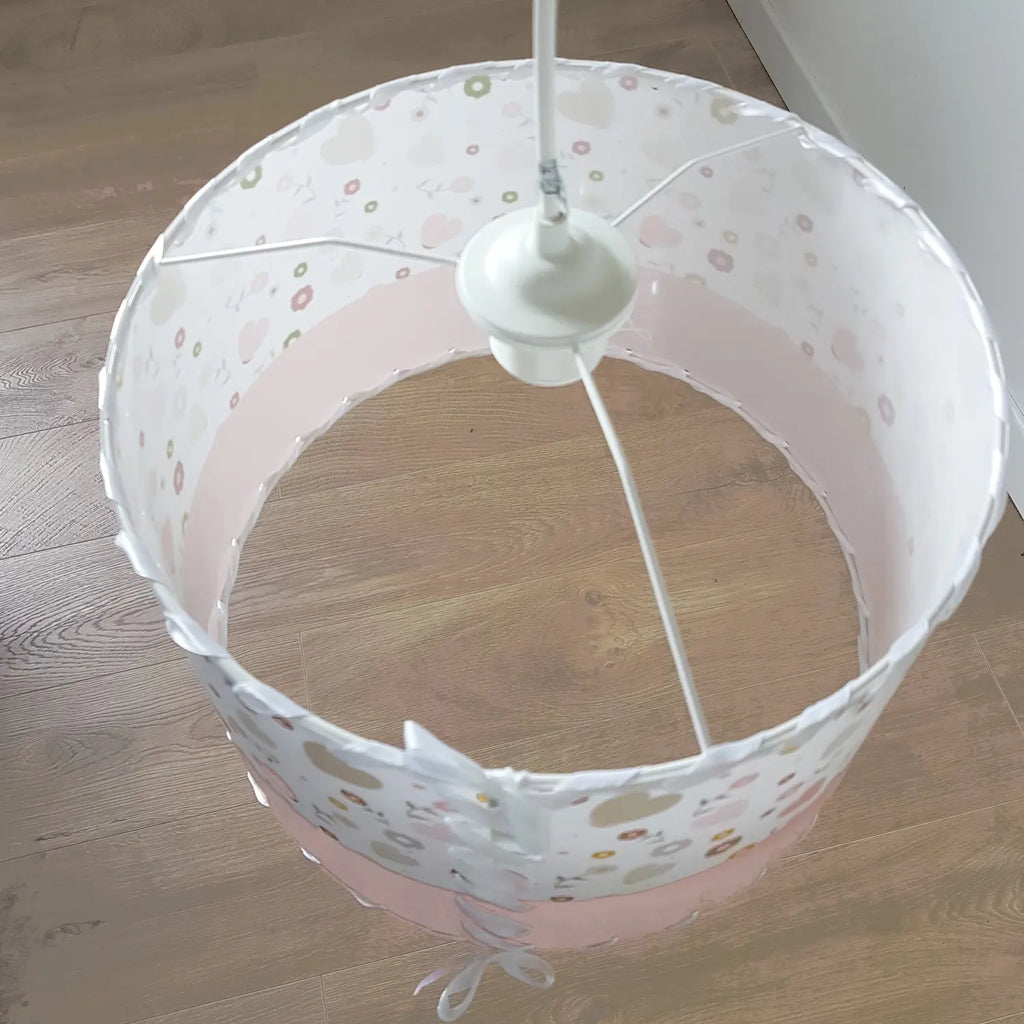Suspension fille romantique avec ruban