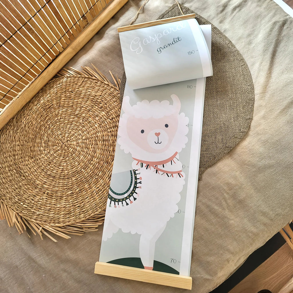 Toise alpaga idéale dans une chambre bébé avec bois, lin et osier
