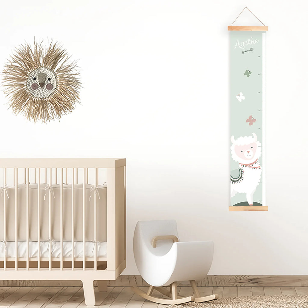 Toise alpaga vert céladon idéale pour décorer la chambre de bébé