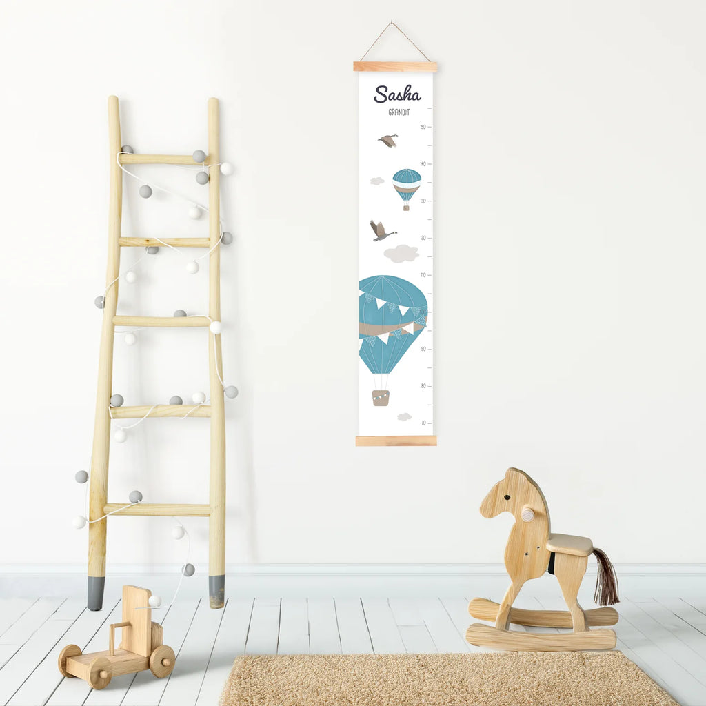 Une toise pour décorer la chambre de bébé sur le thème des montgolfières