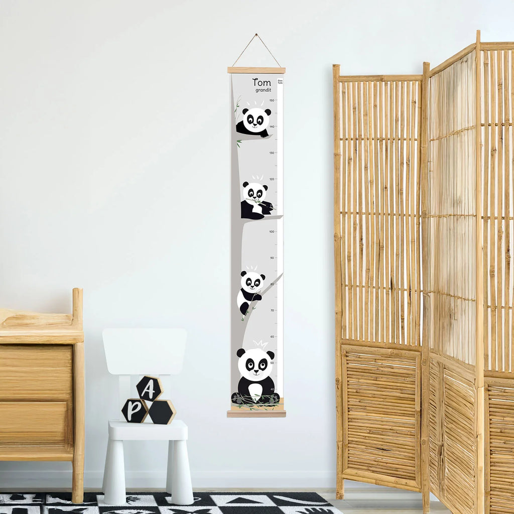 Une toise panda qui participera à la déco de chambre de bébé
