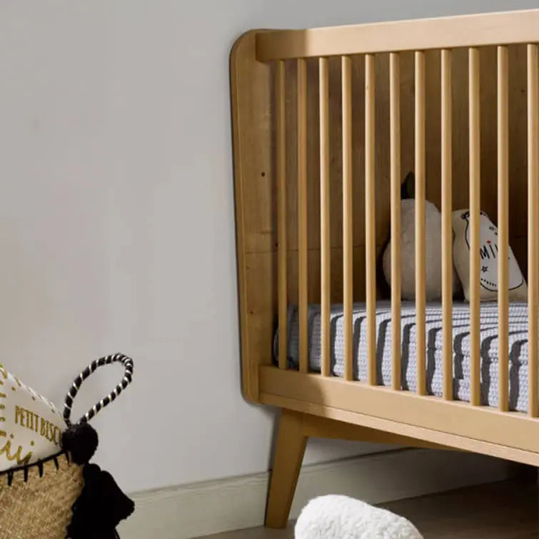 Zoom sur le lit vintage à barreaux