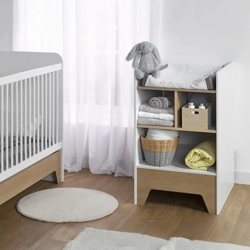 Un meuble de rangement servant au départ de table à langer