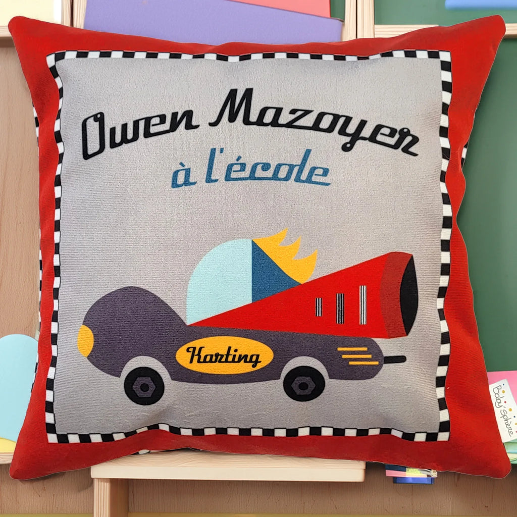 Coussin prénom fan de voiture allant à l'école maternelle