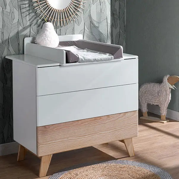 Un plan à langer pour changer bébé en sécurité sur la commode HARMONIE