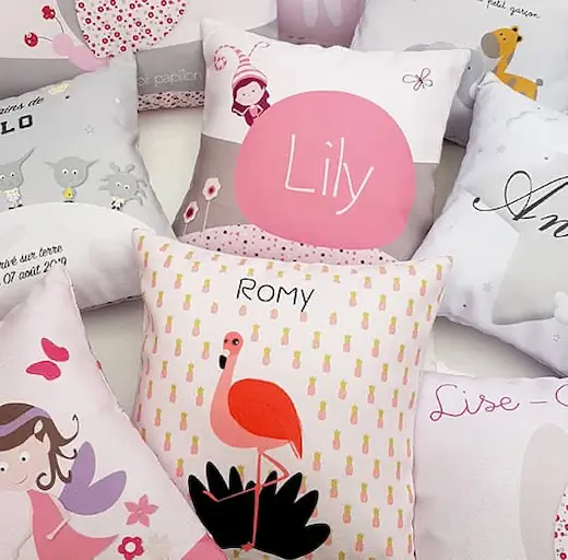 Des coussins personnalisés aux couleurs douces parfaits pour chambres de bébé fille