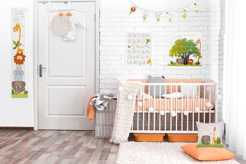 Chambre bébé colorée mixte et ambiance savane avec animaux rigolos