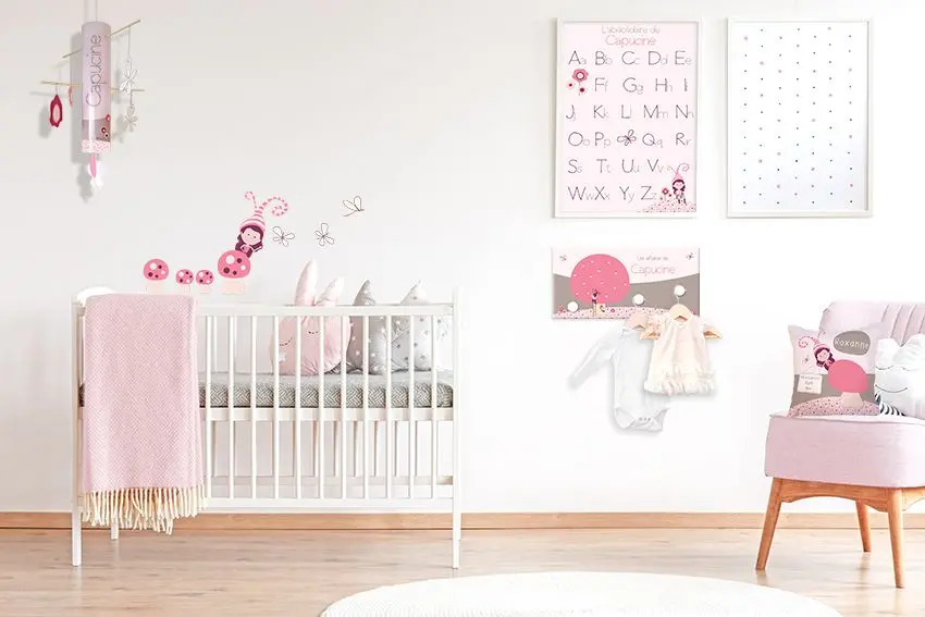 Une chambre rose et taupe pour bebe fille avec petite elfette