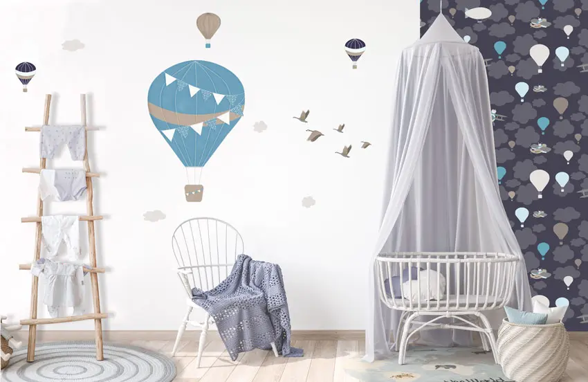 Chambre bébé garçon thème avion et montgolfières