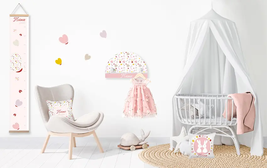 Déco chambre bébé fille romantique avec fleurs et papillons