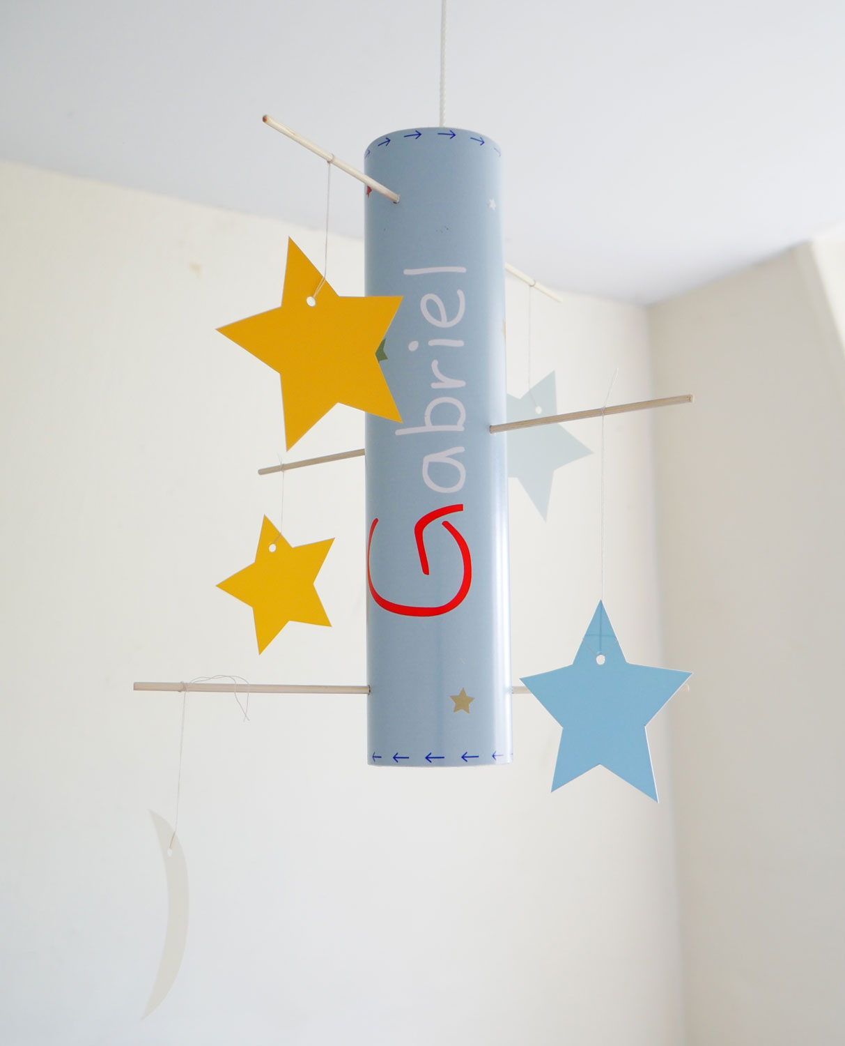 Mobile décoratif prénom DIY bleu et étoiles