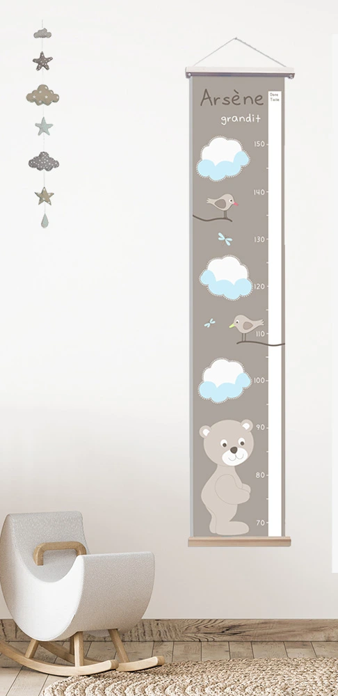 Toise tissu bébé une pièce avec son ourson et ses nuages bleus et blancs